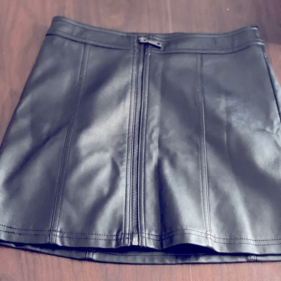 Guess faux leather mini skirt - Picture 1 of 3